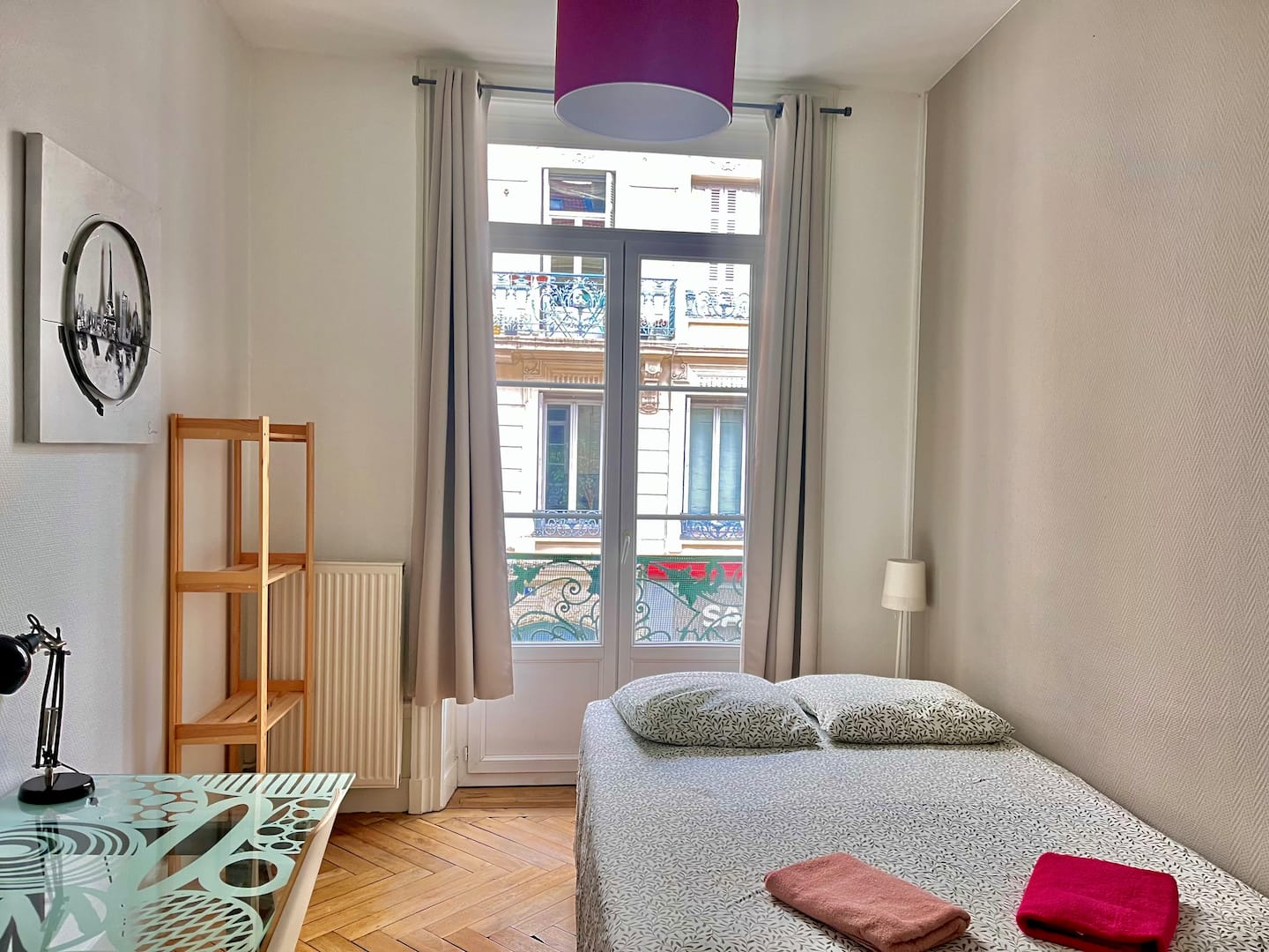 Chambre 3 avec lit double gris, suspension violette, étagère en bois et bureau